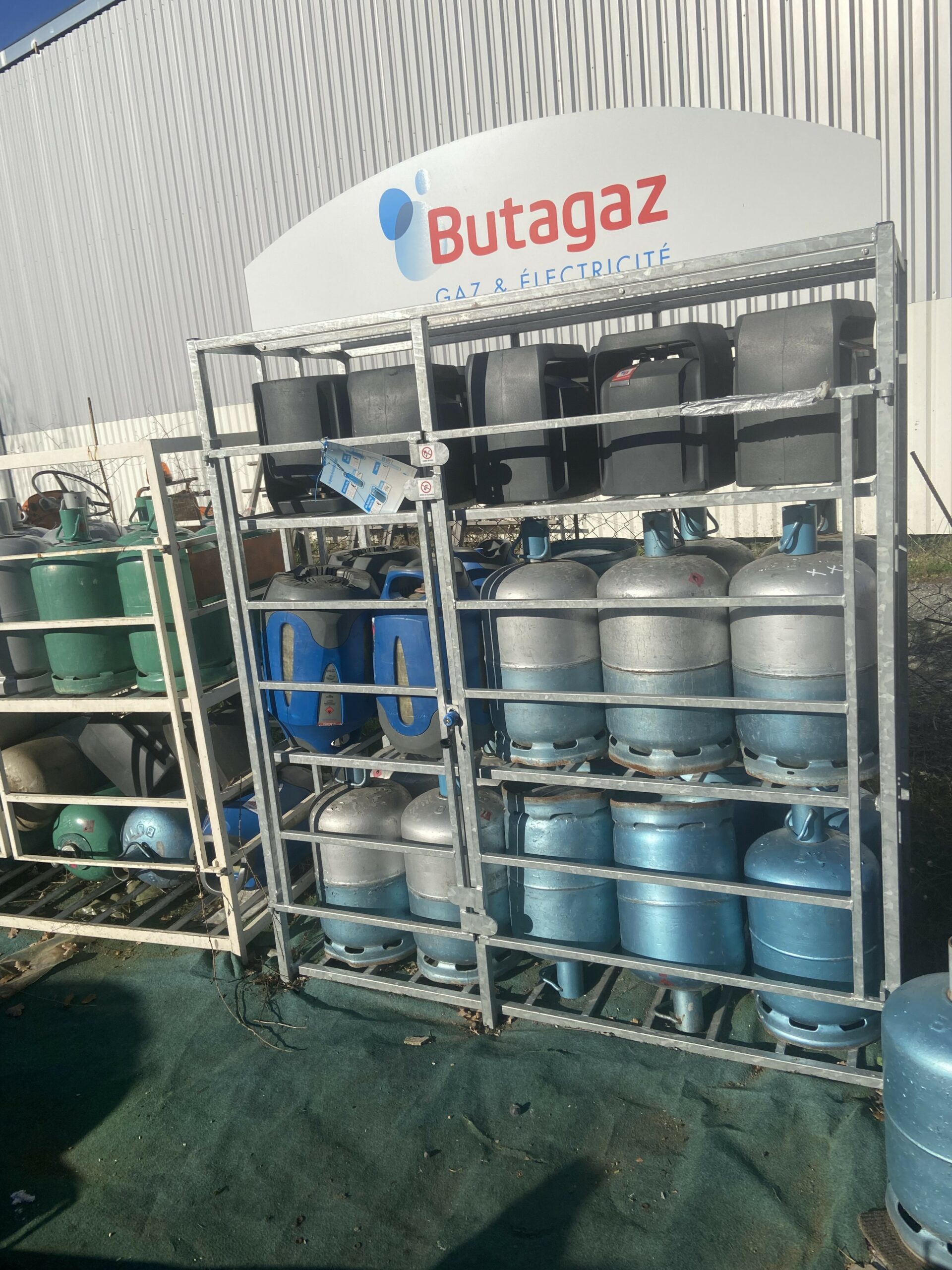 Bouteilles de gaz Butagaz devant Pezet Motoculture à Laboutarié sur présentoir métallique extérieur,